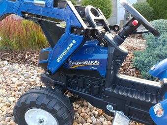 Šlapací traktor New Holland s nakladačem a rypadlem - 3