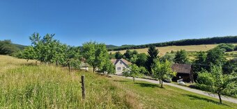 Prodej rodinného domu ve Slopném s rozsáhlými pozemky - 3