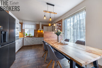 Prodej rodinného domu s novou fasádou, 6+kk, pozemek 956 m2, - 3