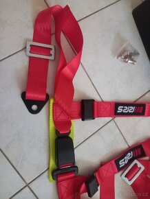 Prodám 2 kusy nových tříbodových bezpečnostních pásů rrs - 3