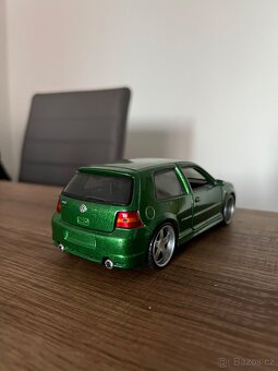 Maisto VW Golf R32 - 3