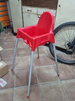 Dvě ikea židle, bílá a červená - 3