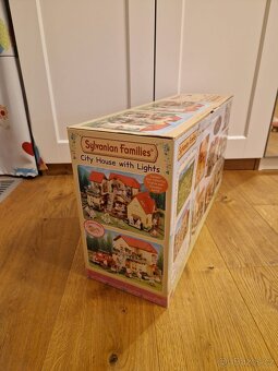 Sylvanian families dvoupatrový domeček se světly - 3