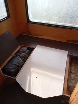 Karavan, obytný přívěs s papírama. - 3