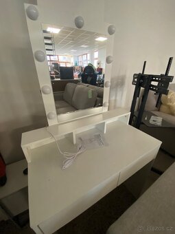 Toaletní stolek osvícený - 3