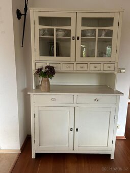 Starý dřevěný kredenc po renovaci - 3