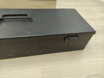 Plechová uzamykatelná bedna např. na zbraně - 3