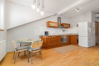 Pronájem zařízeného podkrovního bytu 3+kk (125 m2), ulice Šk - 3