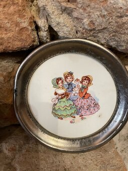 Malované talířky s kovovým okrajem, porcelán - 3