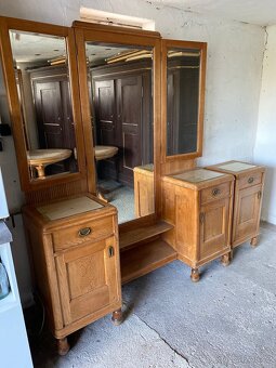 Šatní skříně, toaletka, noční stolek, 2x postel - 3