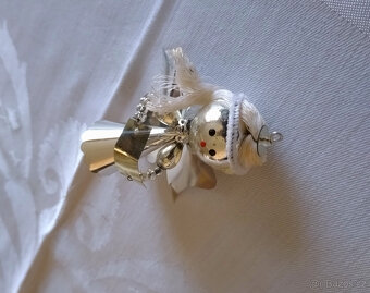 tři stříbrné vánoční ozdoby a andělíček - 3