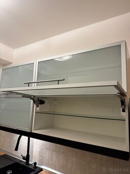 Prodám kuchyňské horní skříňky – sklo/kov - 3