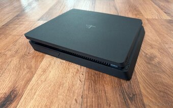 Sony Playstation 4 Slim (CUH-2216A) 500 GB černá - 3