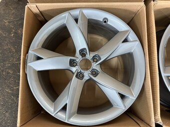ORIGINÁLNÍ ALU KOLA AUDI A5 8T0601025F ET 32 8.5Jx19H2 - 3