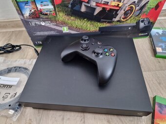 Xbox One X 1TB plus hry krabice - 3