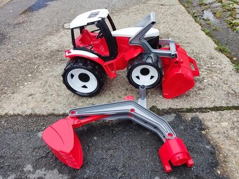 Traktor s bagrem Lena a mašinka na ovládání, hra šílený prof - 3