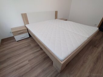 Postel s nočními stolky, roštem a matracemí nová - 3