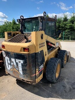 smykový nakladač caterpillar 226b - 3