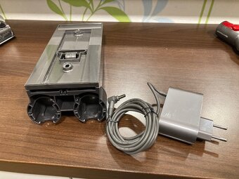 DYSON V12 Držák + nabíječka - 3