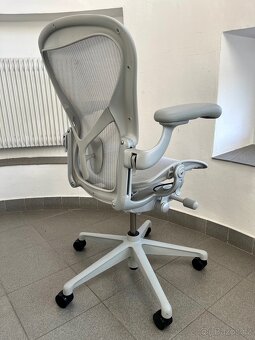 kancelářská židle Herman Miller Aeron Remastered - 3