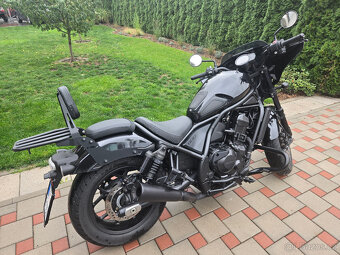 Prodám nově zajetou Hondu Rebel 1100, mraky doplňků - 3