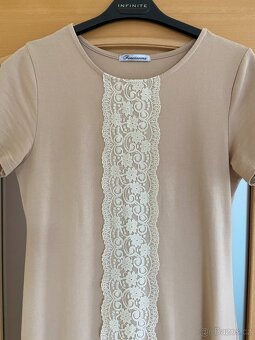 Krásné béžové  italské šaty s krajkou - vel. M - 3