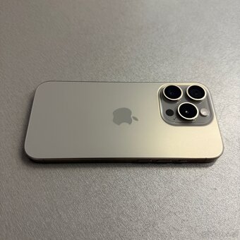 iPhone 15 Pro 256GB natural titan, pěkný stav, rok záruka - 3