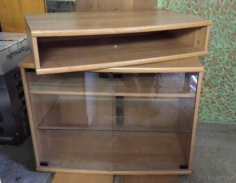 Dřevěná prosklená skříňka pod televizi - 3