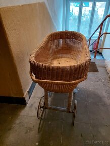 Starožitný retro košík - kočárek proutěný. - 3