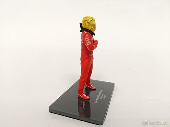 Figurka Lewis Hamilton 2025 Ferrari, měřítko 1:18 - 3