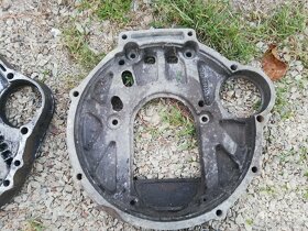 Mezikus mezi motorem a převodovkou Mercedes W123. - 3