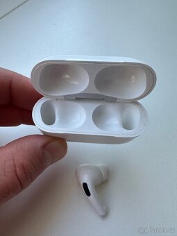 Apple airpods pro sluchatko prave - 3