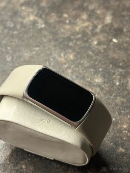Chytrý náramek Fitbit Charge 5 bílý - 3