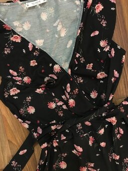 Květinový kraťasový overal, vel S/M, Pull and bear - 3