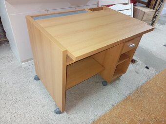 Prodám hezký PC stůl.š-96,v-76,h-69 cm - 3