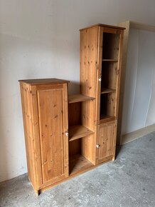 PRODÁM SESTAVU VITRINA A KOMODA MASIVNÍ BOROVICE - 3