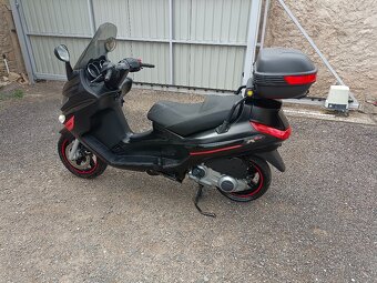 Piaggio xevo 125 Cz doklady v ceně Černý 2 s kufrem - 3