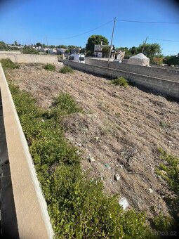 Krásný obezděný pozemek cca 600 m² jen 600 m od pláže Itálie - 3