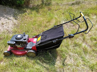 Prodám sekačku s pojezdem Hecht - 3