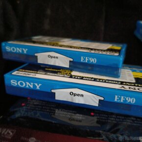 VHS 3 x plus 4 x MC Sony ,nepoužité ,cena za vše. - 3
