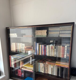 Knihovna tmavý masiv lemován měděnou lištou - 3