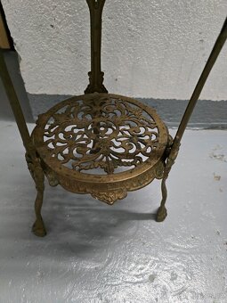 KRASNA STAROŽITNÝ MOSAZNY KVĚTINOVÝ STOLEK - 3