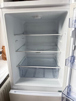 Lednice z mrazákem Beko 200 litrů zánovní - 3