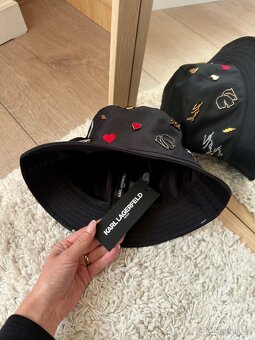 KARL LAGERFELD ČERNÝ A BÍLY KLOBOUK - 3