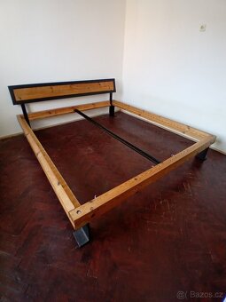 Masivní postel 200x200cm + rošty - 3