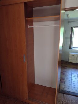 Šatní skříň se zrcadlem - 3