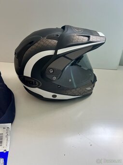 Helma na motorku Arai - 3