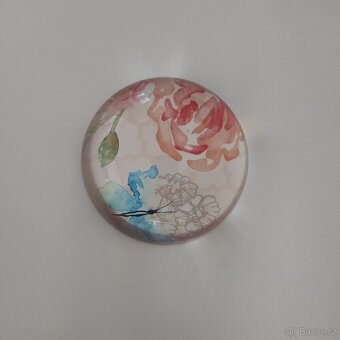 Skleněné těžítko - květiny, motýl - 3