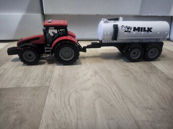 Traktor s cisternou na mléko - 3