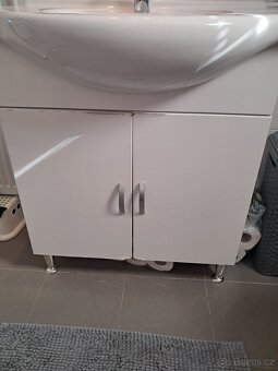 Koupelnová skříňka s umyvadlem a zrcadlem - 3